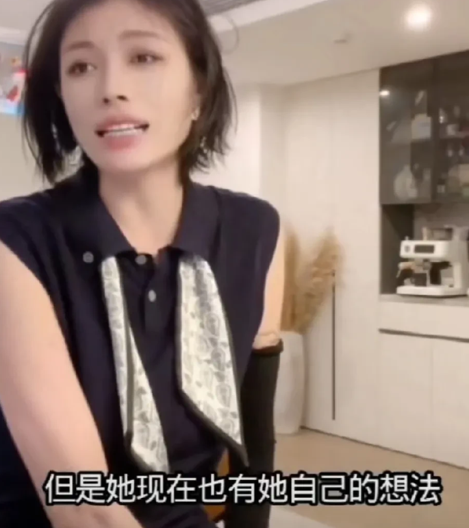 葛荟婕直播时，谈到女儿小苹果不见她，和她不亲近一事