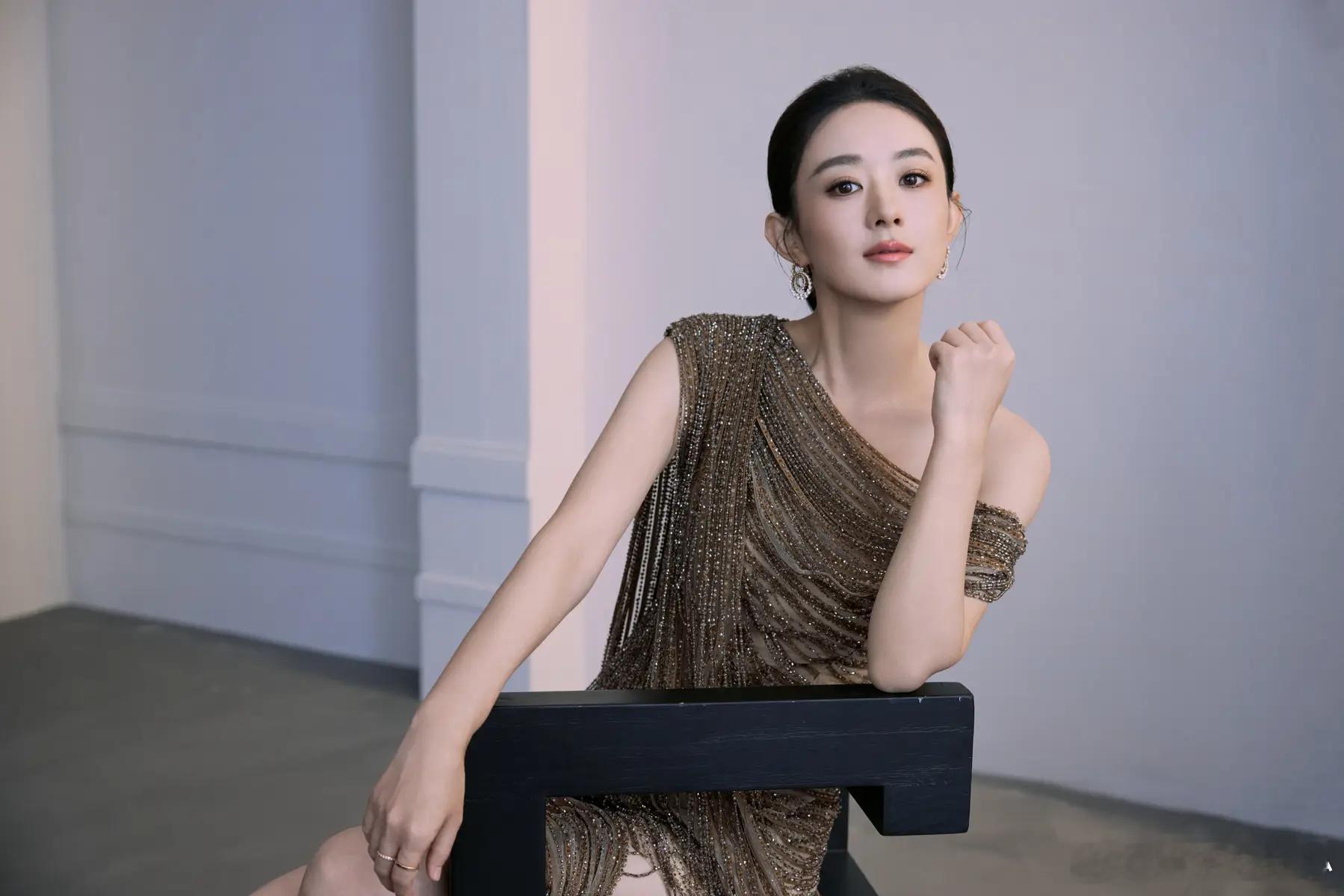 赵丽颖穿鎏金流苏曳尾短裙举手投足间尽显贵气近日,一组赵丽颖美照释出。图片中,她