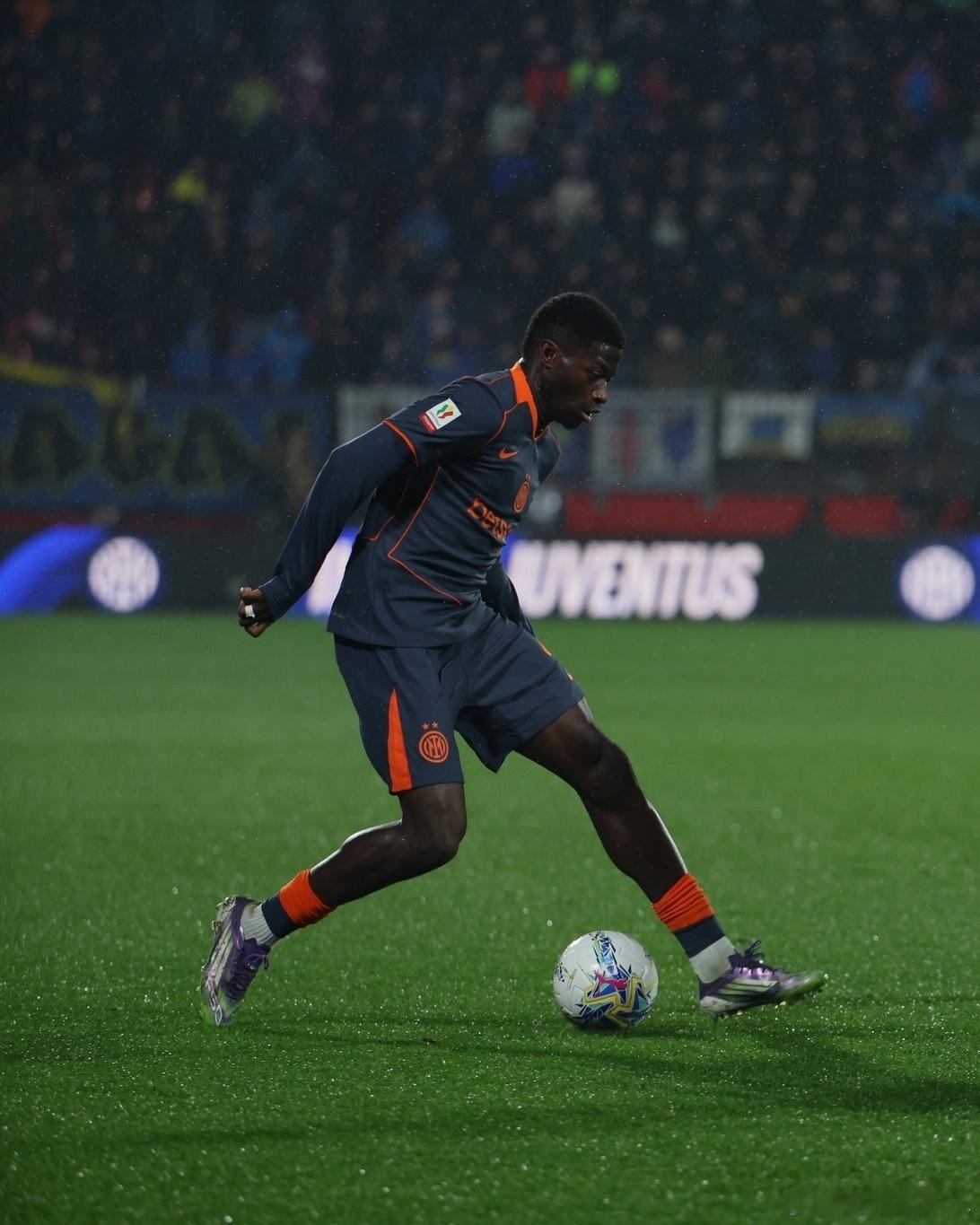 卡马特本场的数据非常亮眼，有些球迷表示卡马特80分钟里的表现比恩里克到目前为止的