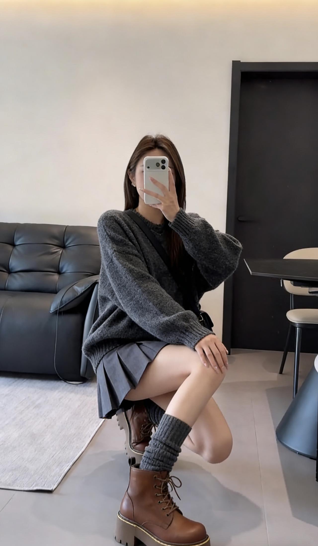 今日穿搭(OOTD)今日穿搭推荐：韩系休闲甜酷风，整体以深灰色为主调，搭配