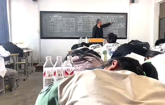 课堂上，大片学生睡倒，高龄男教师仍坚持讲课，不再提醒。他不是不想管，沉默背后满是