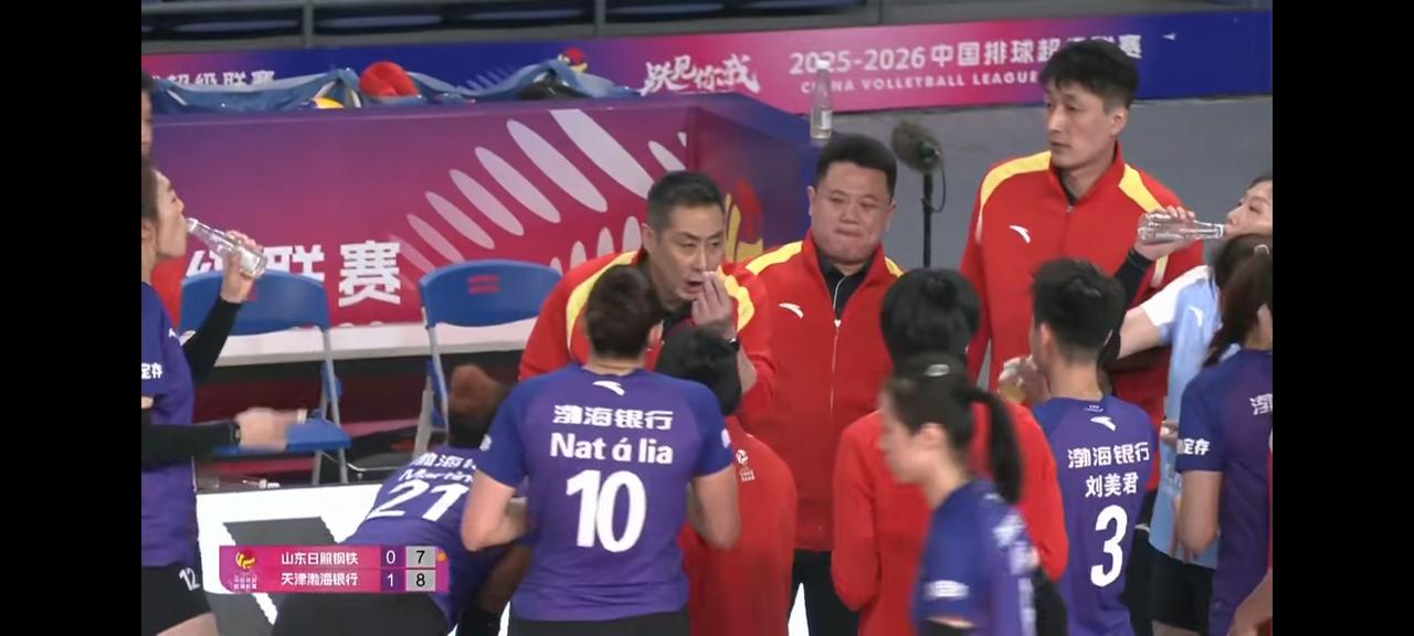 天津女排输得莫名其妙，首局获胜后，竟稀里糊涂地被山东队连扳三局，以大比分1比3落