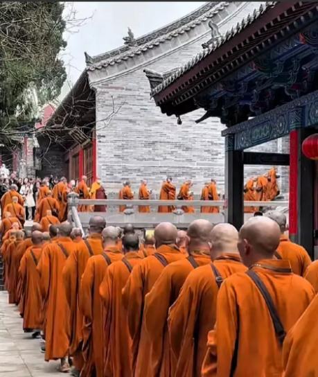 少林寺清净了。那个在释永信把持下，曾暗藏春色藏污纳垢的寺庙，被新来的印乐大师用
