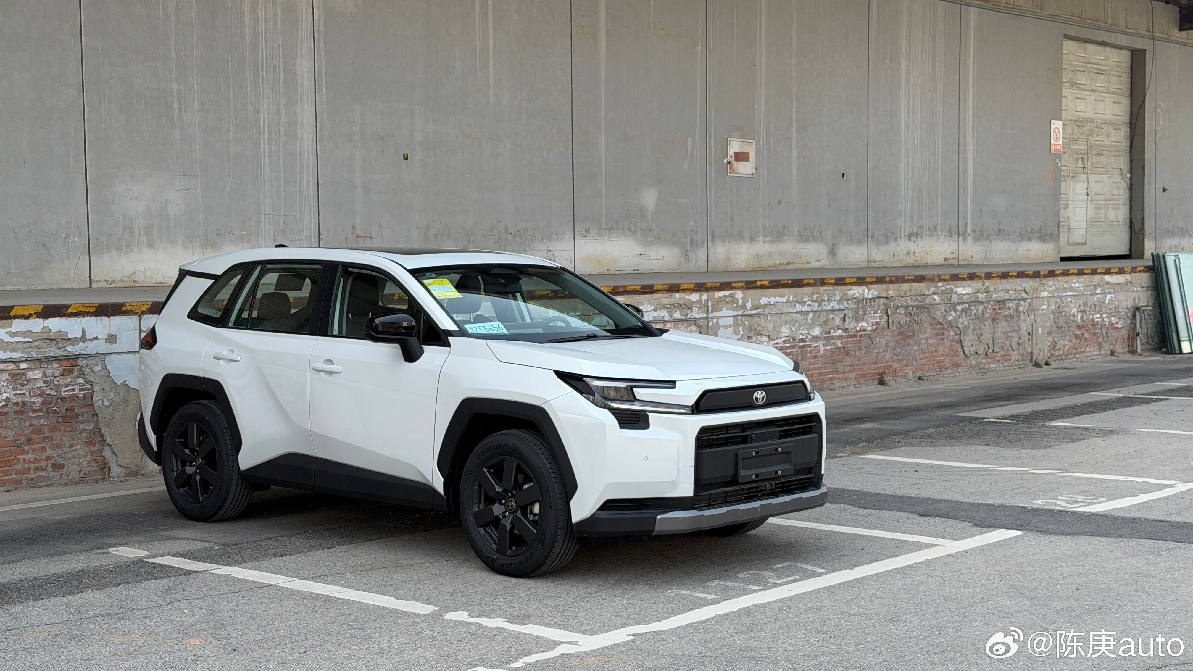 提车了朋友们！丰田RAV4荣放2.5混动豪华版（次顶配），本想买2.0混动，性价