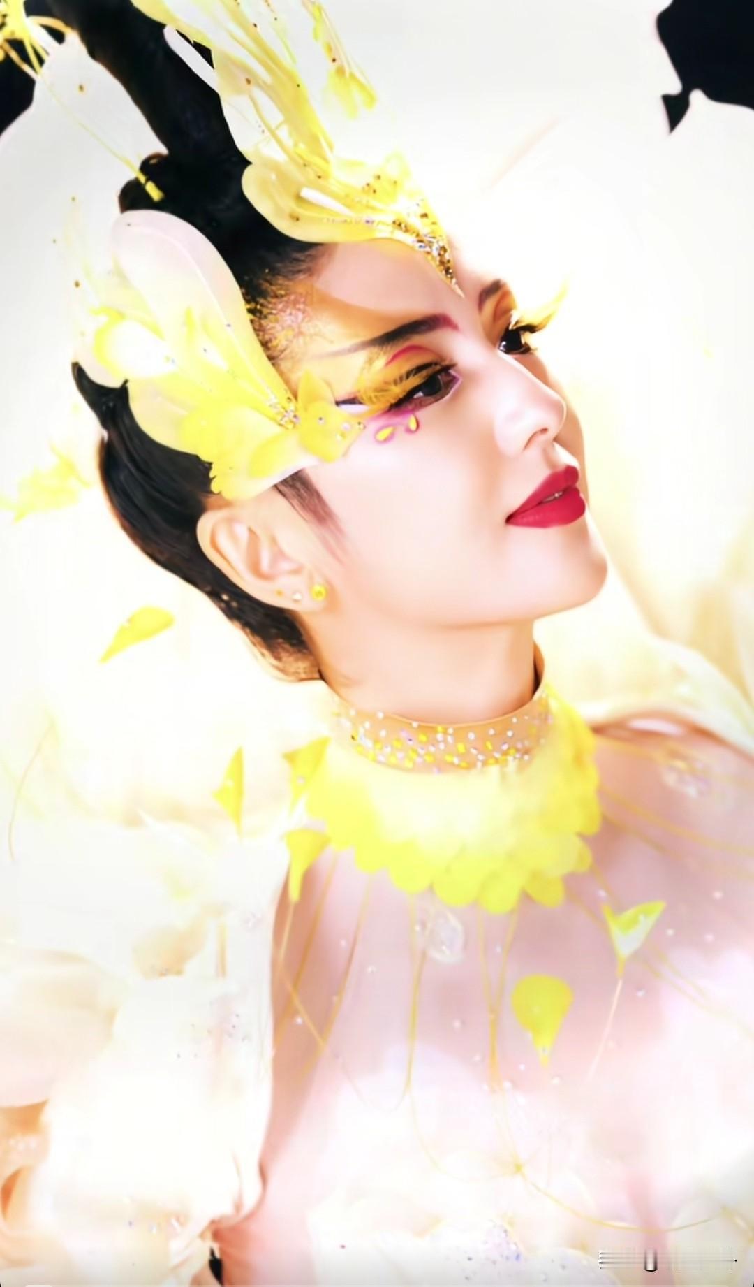 冬丽娅牡丹神女造型，化妆间里美到发光[赞][赞][赞]我当时看的时候还说这个领舞