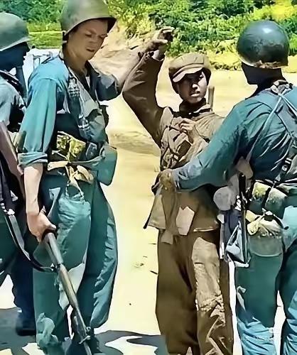 1951年朝鲜第五次战役中，17岁的志愿军通讯兵常同茂与部队失散。被两名美军俘虏