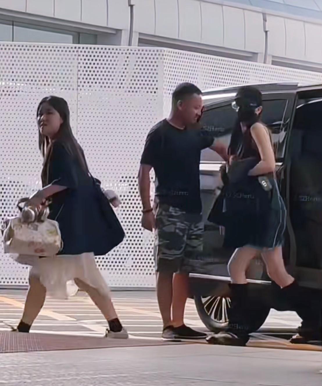 哇喔，迪丽热巴变身Y2K辣妹，好惊艳。迪丽热巴机场穿搭，牛仔连身短裙，酷酷的很有