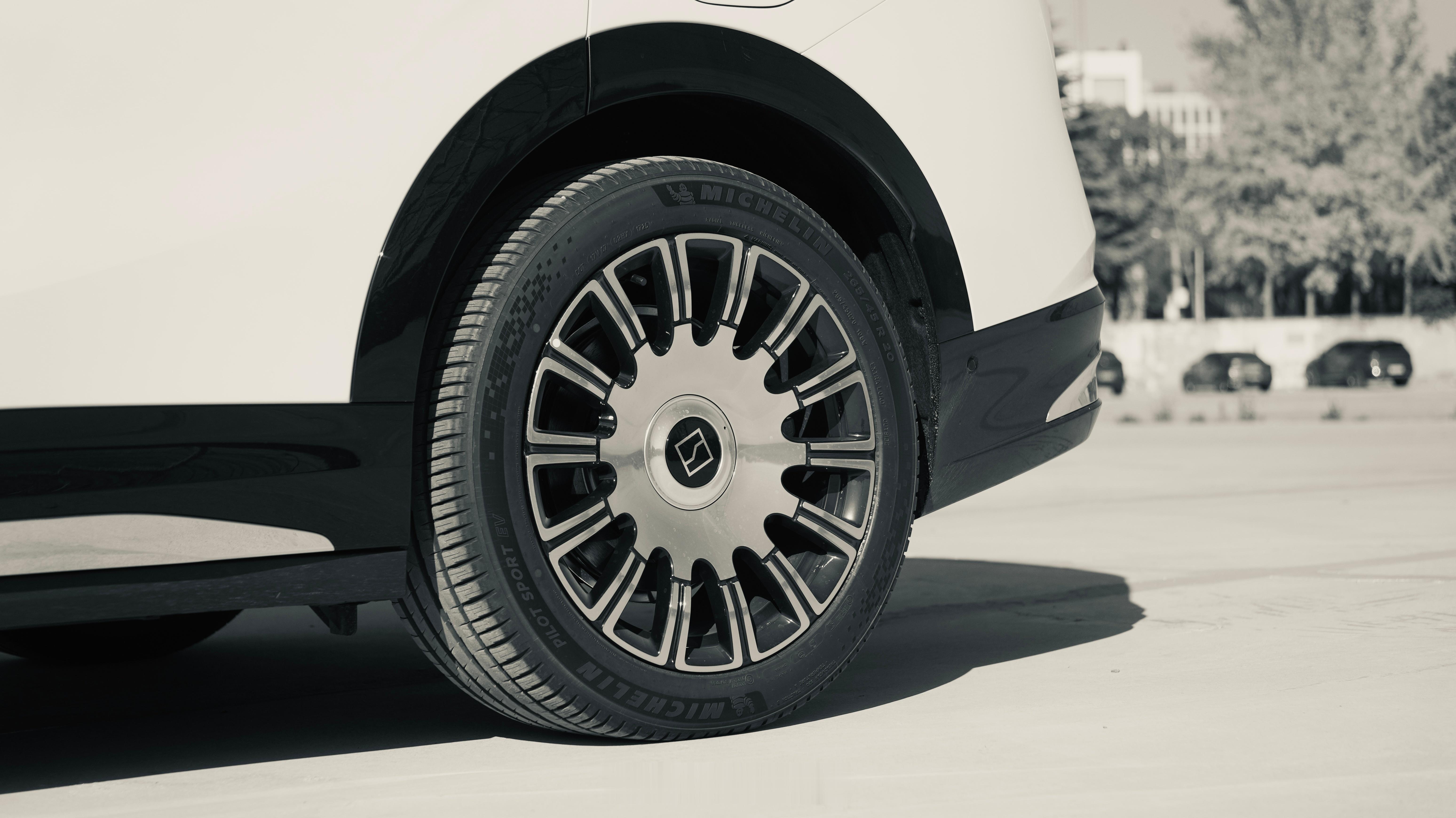 如果要找两个词来概括一下极氪7X的产品哲学，我可能会用【克制】和【古典】2925