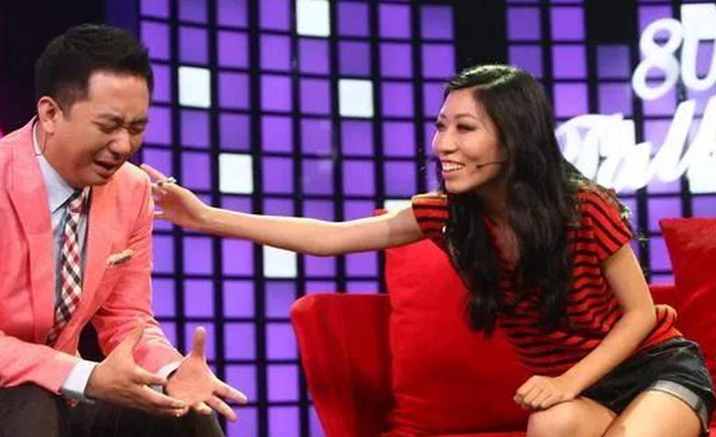 当年，王自健因为说错话，被妻子打了500个耳光，他卑微地跪地求饶：别打了，我都没