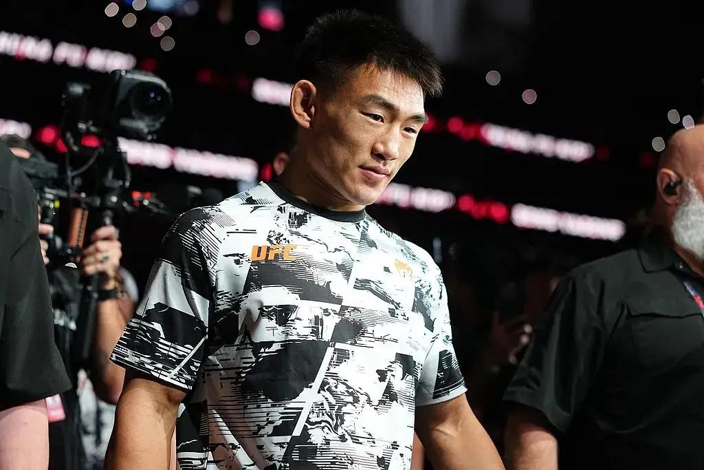 我们UFC选手，要是在擂台外动手打架，哪怕只是赤手空拳，也会被判定为持械斗殴！因