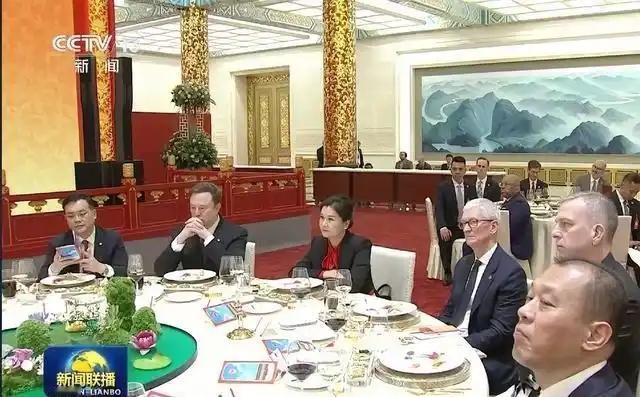 昨天晚宴有一个让大家都很好奇的问题，那就是马斯克和库克中间坐着一个15岁就辍学的