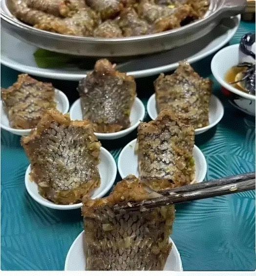 我的天！这道菜我长这么大第一次见！看着带鳞的肉段被一碟碟端上桌，造型也太特别了！