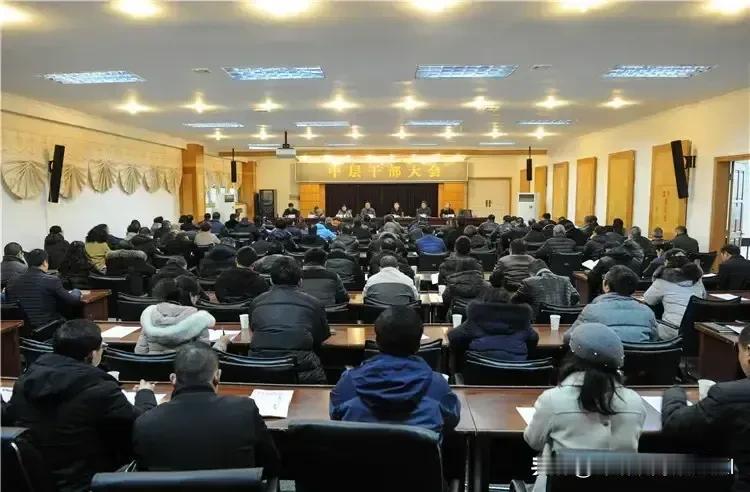 今天新来的校长召集全校教师开会，他没有像以前的校长那样要求不能迟到，不能早退，要