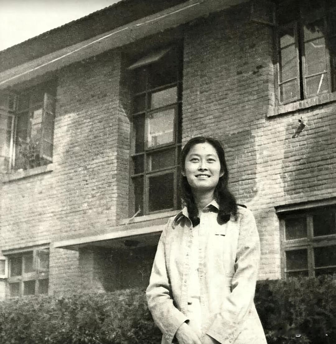 70年代，敬一丹在大学教学楼门前的一张照片。现在电视都快没人看了，敬大姐在电视黄