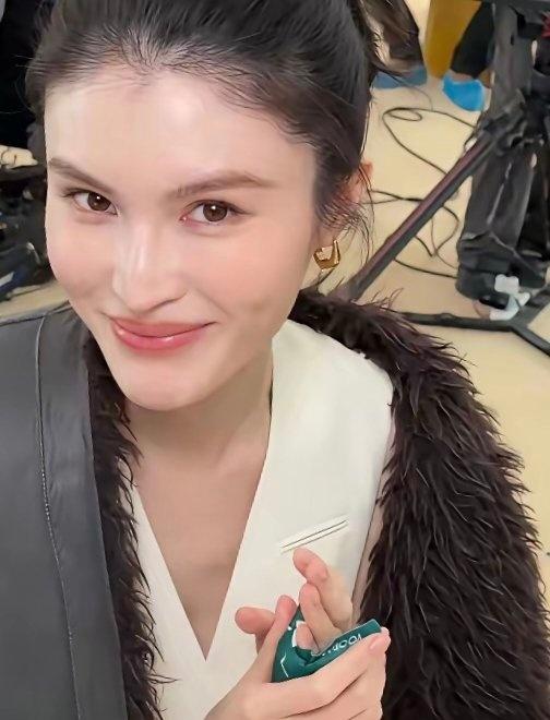 离过婚怎么了，陈伟霆还不是一样对何穗掏心掏肺，他本就不是那种玩弄感情的人，早年