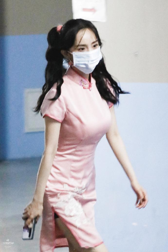 杨幂珠光白旗袍杨幂“密室大逃脱”中杨幂姐姐这个粉色旗袍+双马尾造型也特别好看