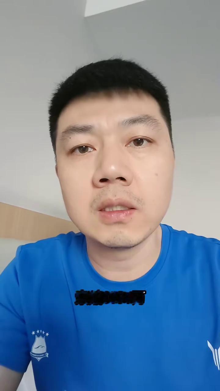 周大福硬钢lv搬出唐朝原版四瓣花，在lv柜台对面展示。前不久lv才拿着唐朝四瓣花
