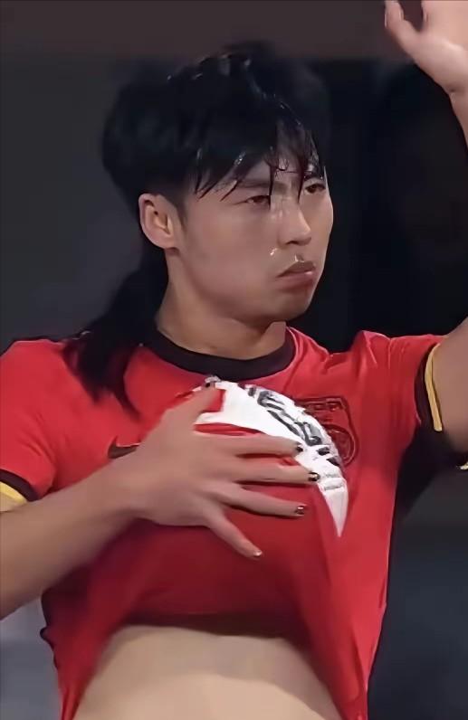 国足球员身上纹身我忍了，有大肚腩我忍了，留长头发我也忍了，可你堂堂国足球员居然做
