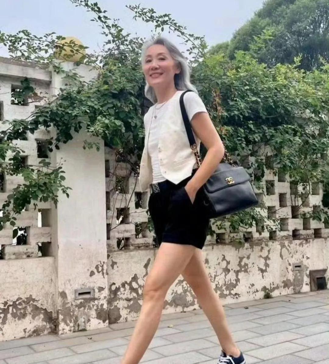 俗话说，相由心生。这位奶奶虽然头发白了，脸也不漂亮了。但她身材苗条，腰板笔直