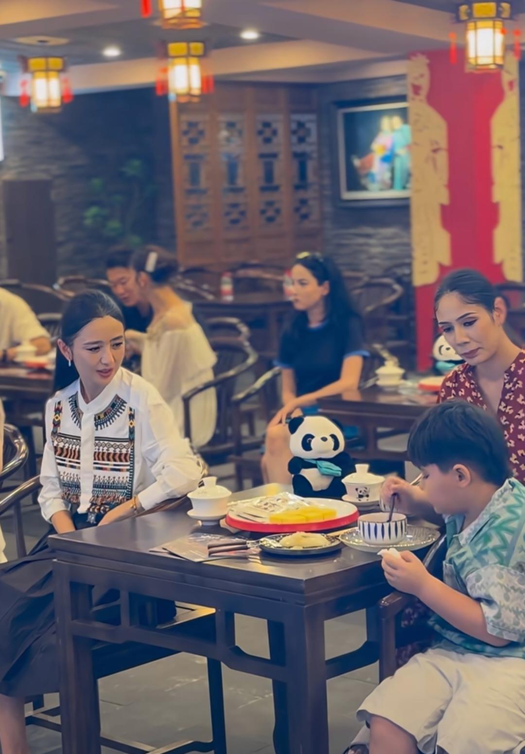 刚开始以为是她带儿子去四川了，没想到不是！但是你看看丫丫那个眼神，明显是当了妈