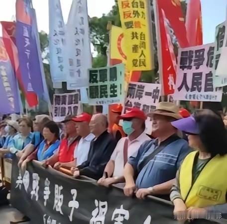 台湾不少老百姓选择毫无底线支持台独、甚至认为自己不是中国人，并且咒骂大陆人民、还