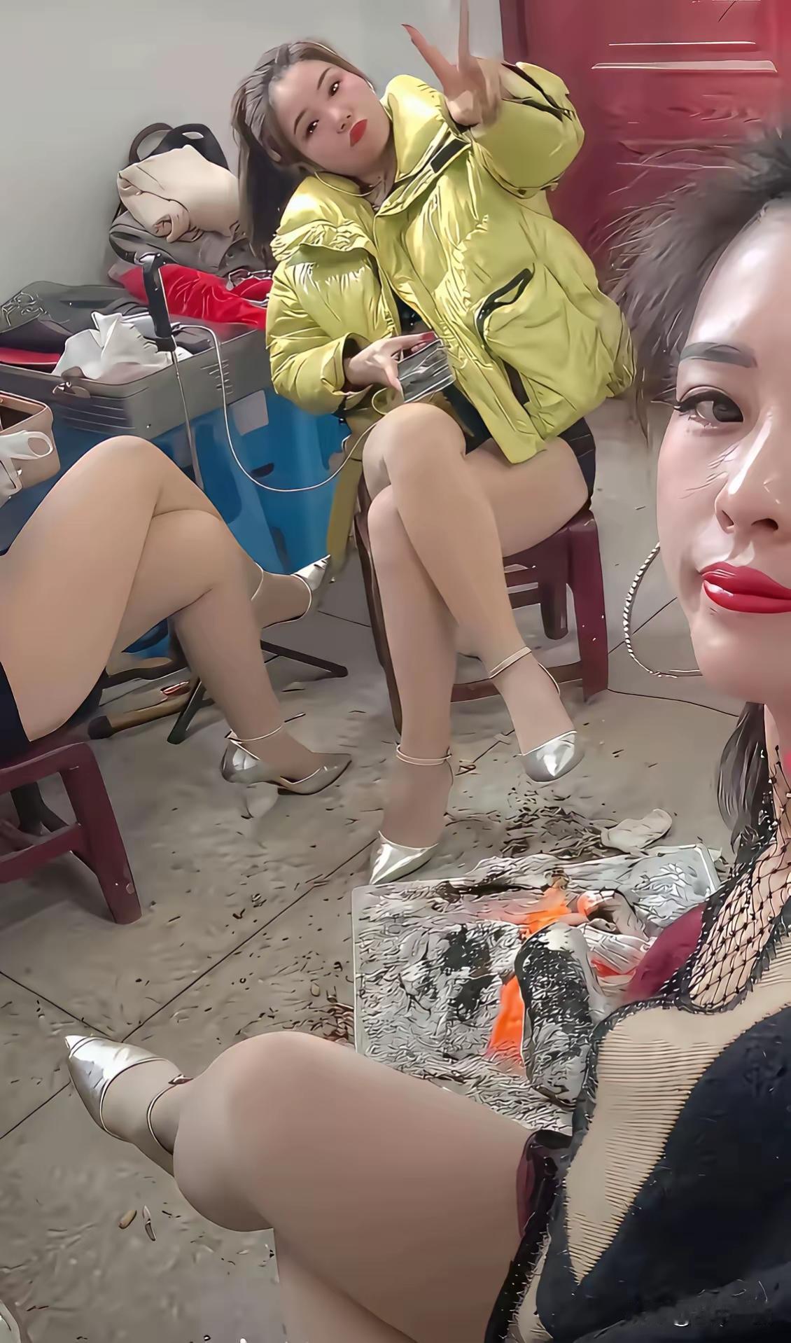 工地三大喜，下雨，发工资来美女[呲牙笑]