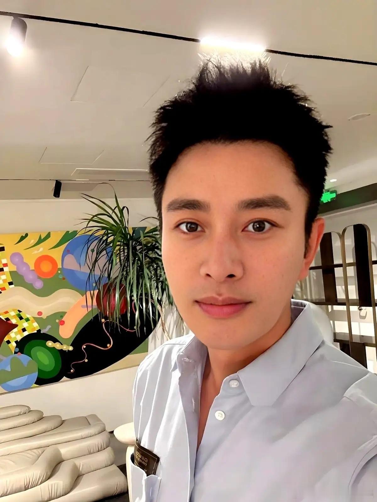 娱乐圈里夫妻散伙，十有八九得撕出一地鸡毛，但到了贾乃亮这儿，剧情硬是卡壳了。前妻