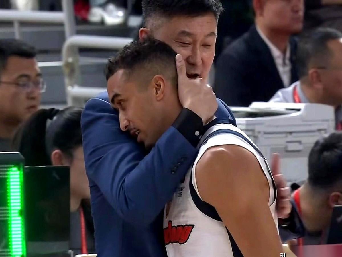 上一秒还骂得你狗血淋头，恨不得把你摁在替补席上。下一秒，看你打出个好球，他第一