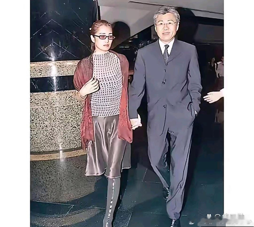 这是巩俐与她的第一任丈夫黄和祥一同出席活动时的一张老照片，拍摄于上世纪90年代。
