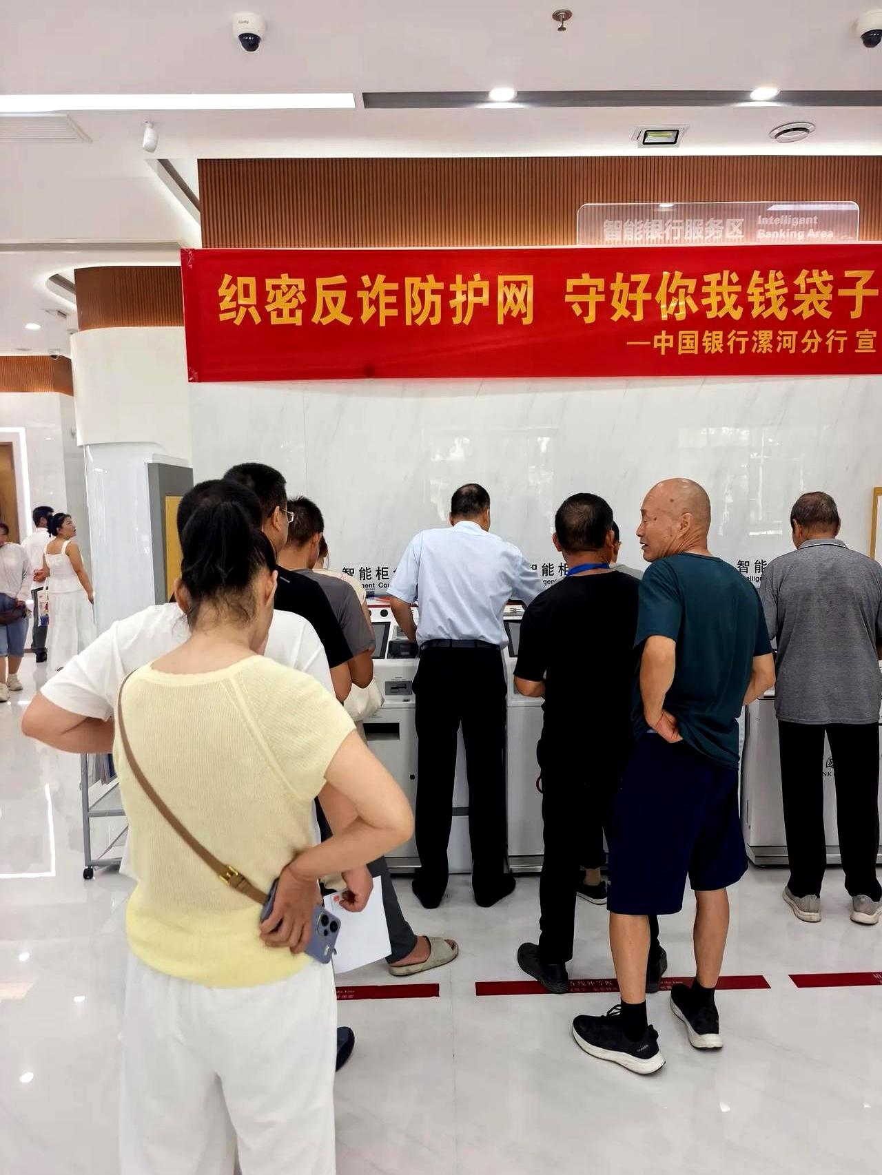马上开学了，给孩子办个饭卡绑定的银行卡，硬是办出了“求人办事”的憋屈感。8月1