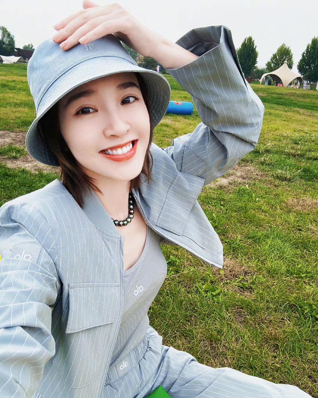 唐艺昕在秋季穿搭，这一身有秋意又惬意，让人眼前一亮！唐艺昕身上穿的套装，颜色