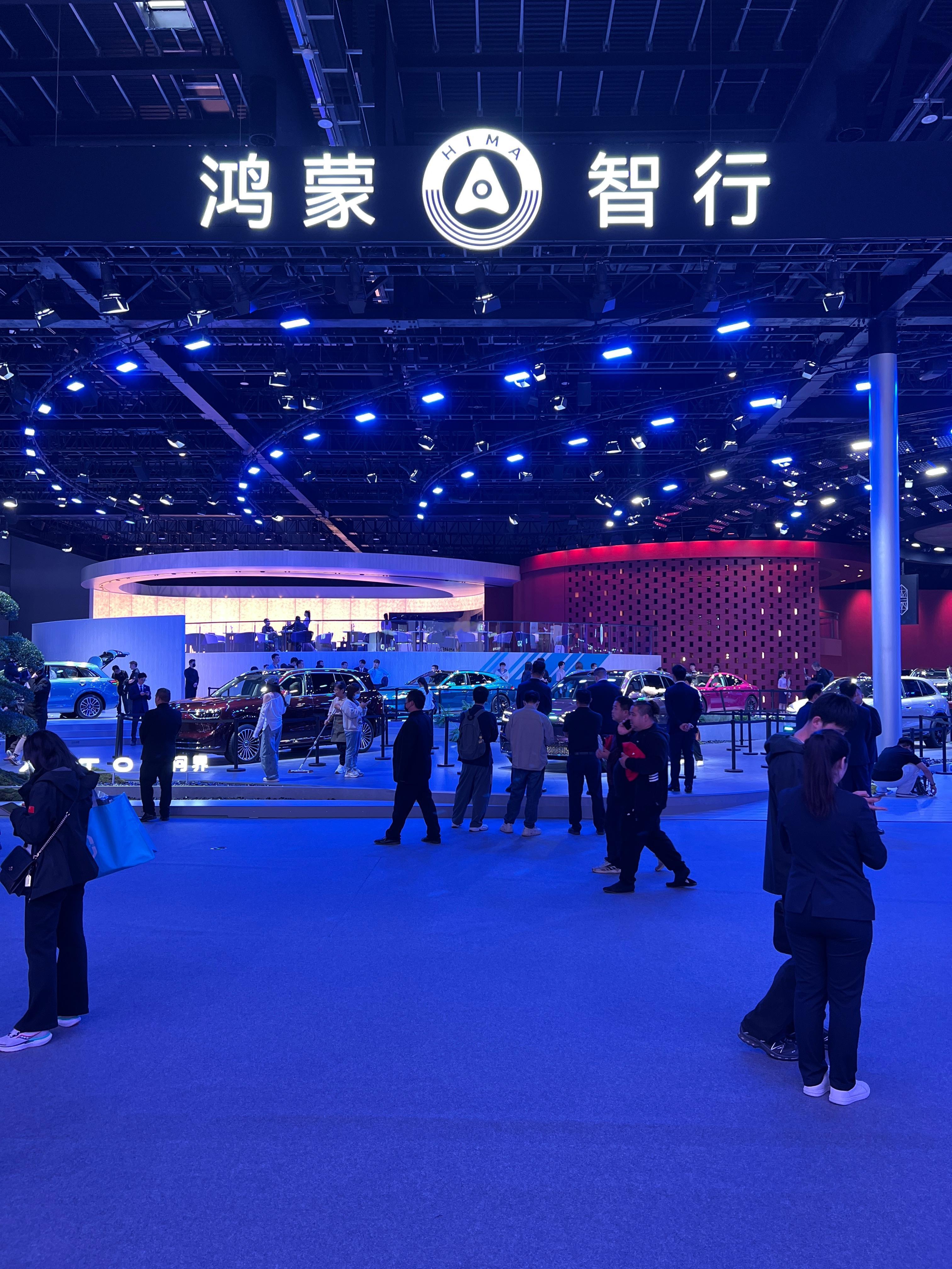 2026北京车展鸿蒙智行展台好酷炫五界齐聚，一次性就能把想看的车看完感觉离专馆