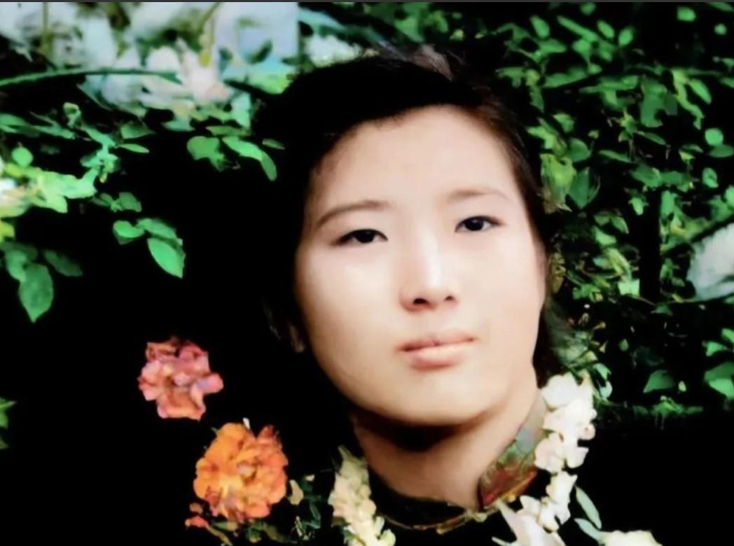 1955年，武汉女大学生吴明珠，放弃了城里的工作，趁父母不注意，连夜逃往新疆。父