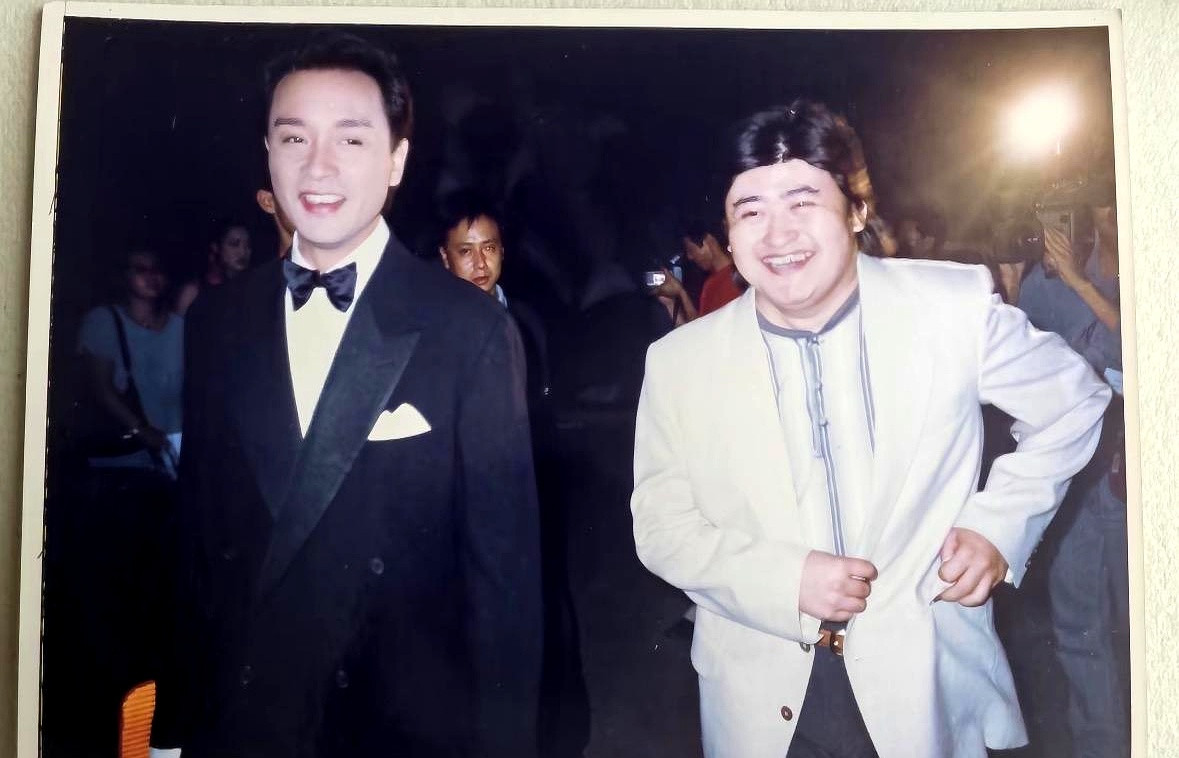1997年香港回归，北京工体台上，张国荣破天荒跟刘欢并肩站在一起，合唱了一首《团聚》，台下几万人跟着