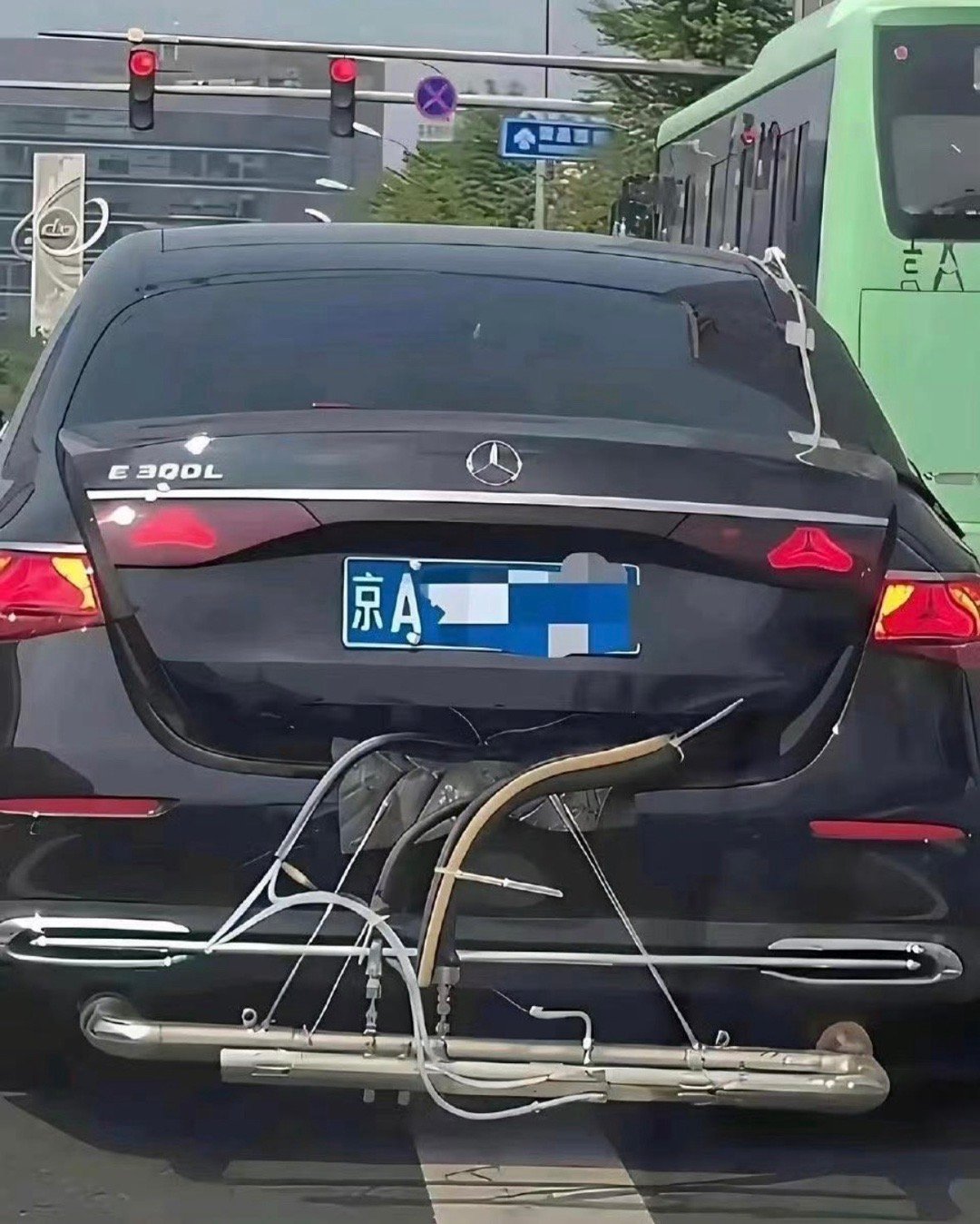 交警叔叔这下都犯难了吧，这是查还是不查呢？