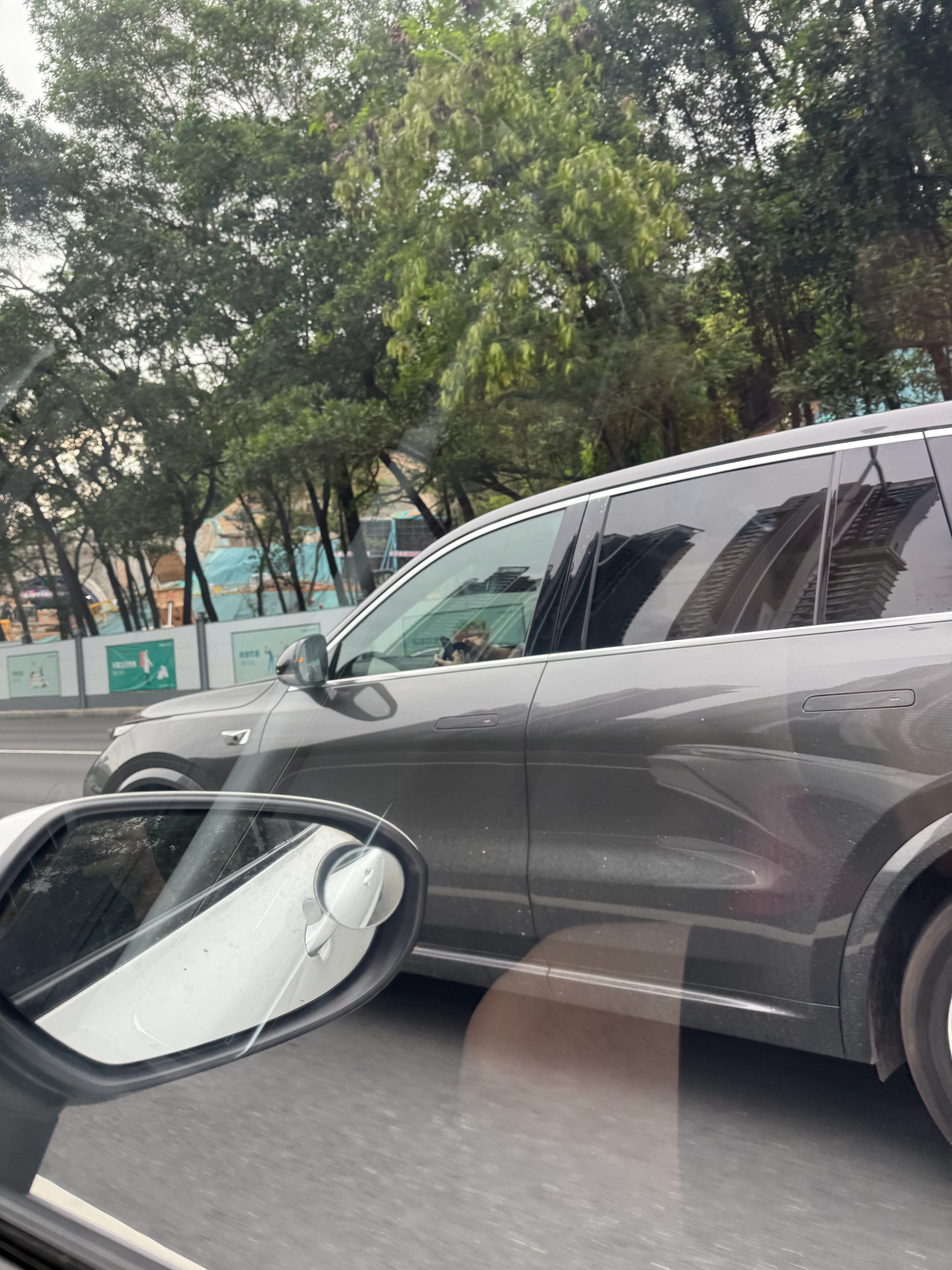 我看到这种，我就怕，开车，快速路上，时速70-80km/h，低头一会儿，出去多少