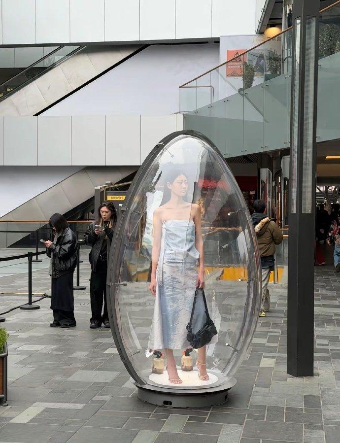 弱弱问一句…三里屯这也太前卫了吧？每个透明罩子里都站着一位模特，听说在里面