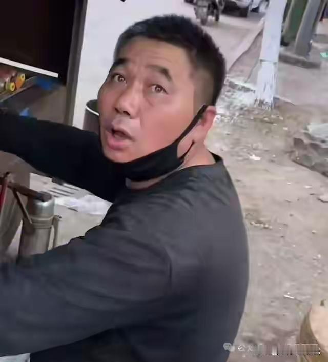 辽宁抚顺市著名的“烤骨大王