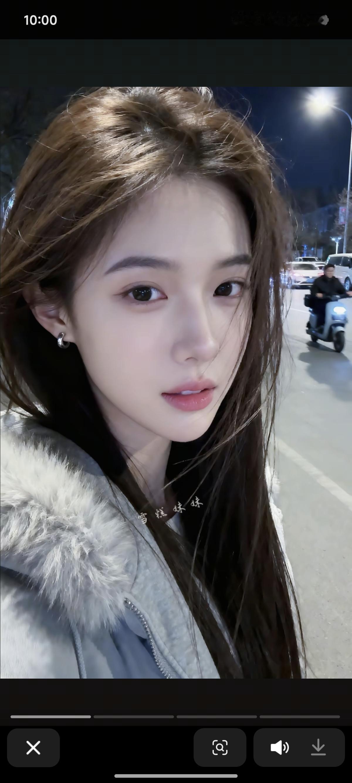 街头美女没有浓妆艳抹的刻意感清清淡淡的伪素颜妆容搭配慵懒的卷发随便往路灯