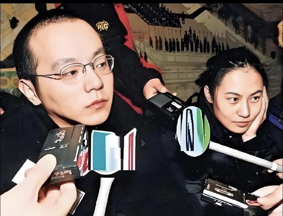 窦佳嫄出生后，窦唯给她取了个乳名叫“小院儿”。小时候窦佳嫄依偎在爸爸的怀里挺亲的
