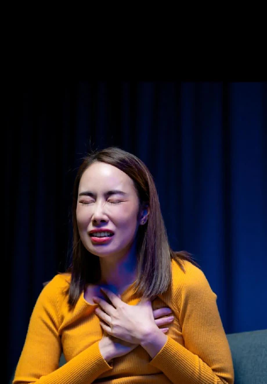 我们这村里有个男的老婆得了癌症，医生说要50万做手术，做完手术最多还能活10年左