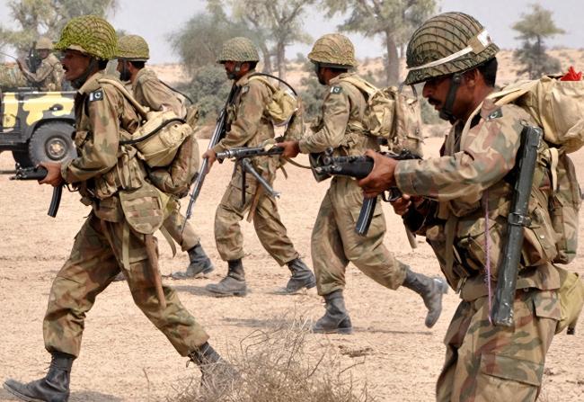 全球目光瞬间锁定阿拉伯海，巴基斯坦突然放大招直接官宣进入“战争状态”，500亿卢