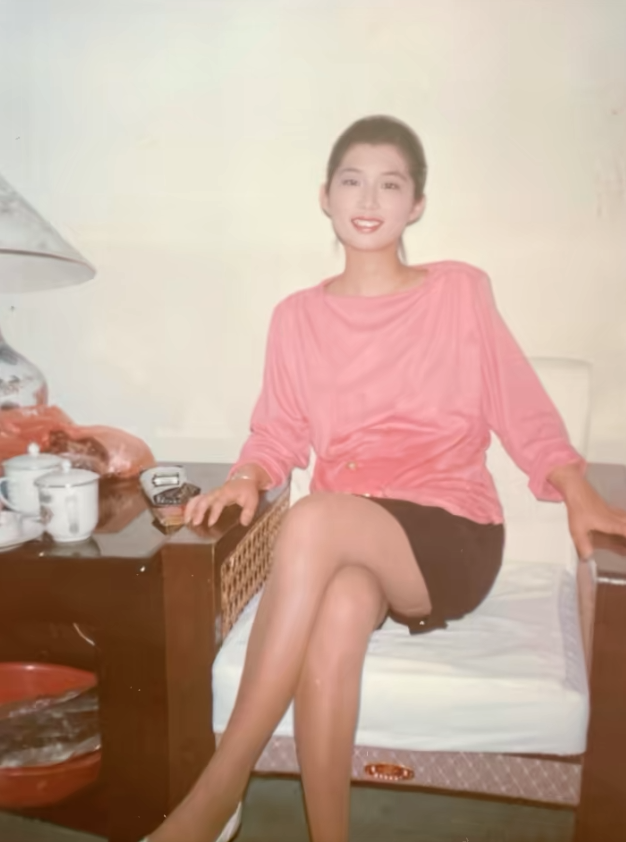 我妈:你别天天穿丝袜出去玩出去拍照，像什么样子?而她年轻时也是这样穿啊