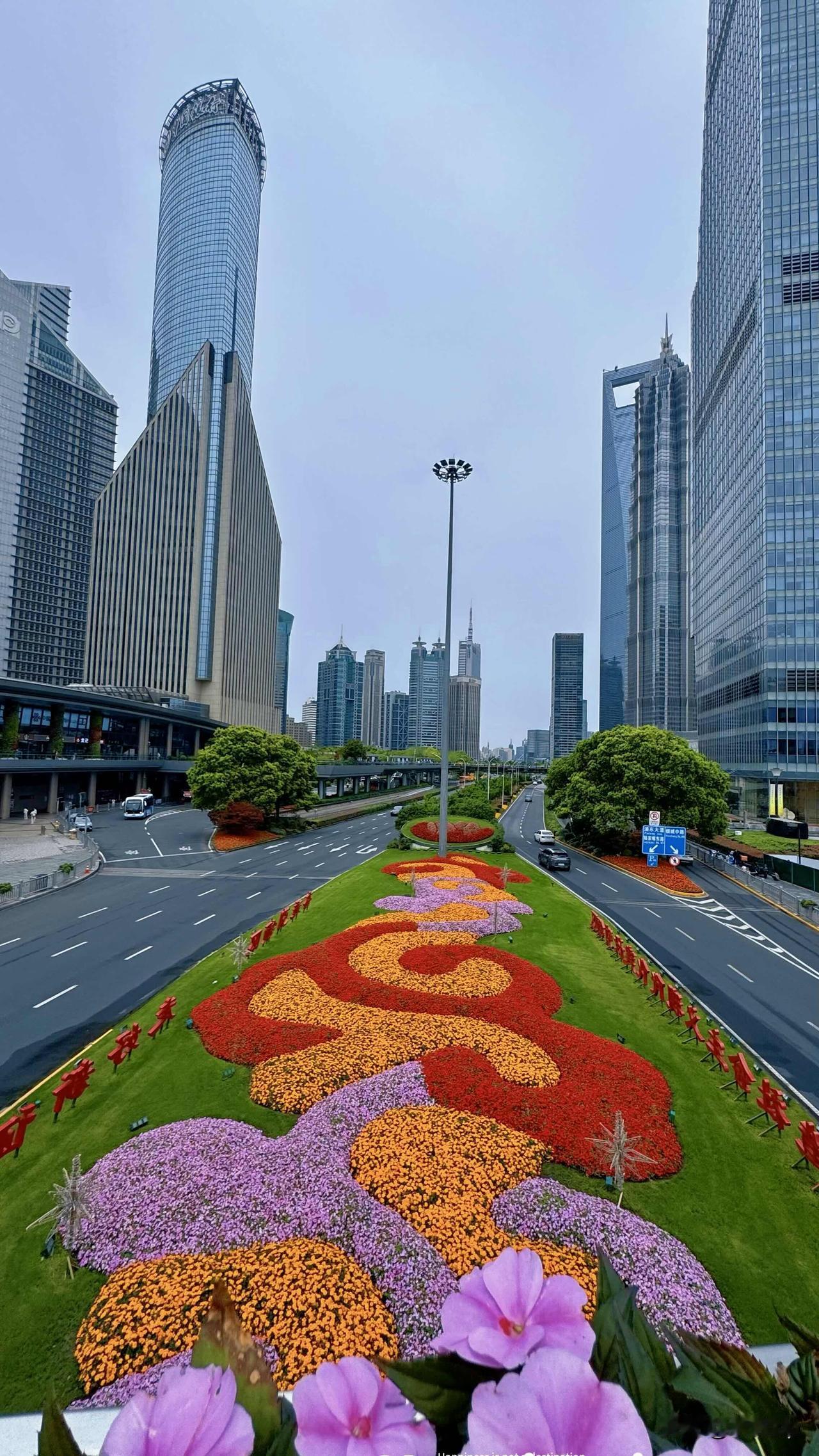 上海确实配得上“街区可漫步，城市有温度”的赞誉。漫步陆家嘴，随意捕捉街景的斑斓色