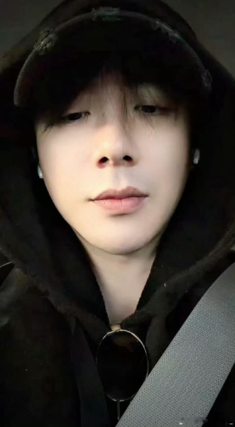 刘宇宁只是去医院看看，素颜开直播给粉丝报备，就是说现在还有这种艺人吗[哭哭][苦