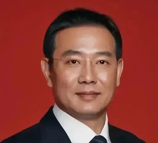 混社会，要有的心眼1、对人：只表扬，不批评。2、对事：大事精明，小事洒脱，中