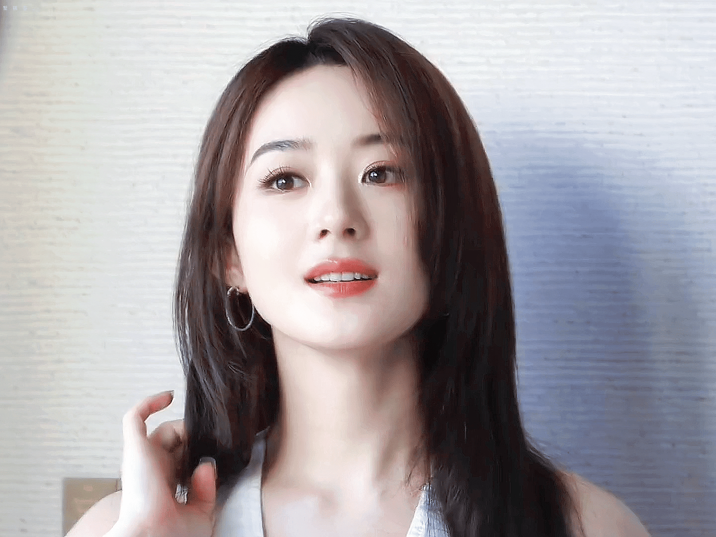 绝代双丽目前的现状，赵丽颖就算造城者扑了也没事，她有爆剧有奖杯；热巴还急需爆剧和