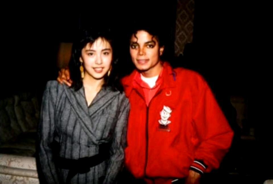 王祖贤居然跟迈克尔杰克逊有合照啊！真没想到当年迈克尔杰克逊去香港，还跟王祖贤