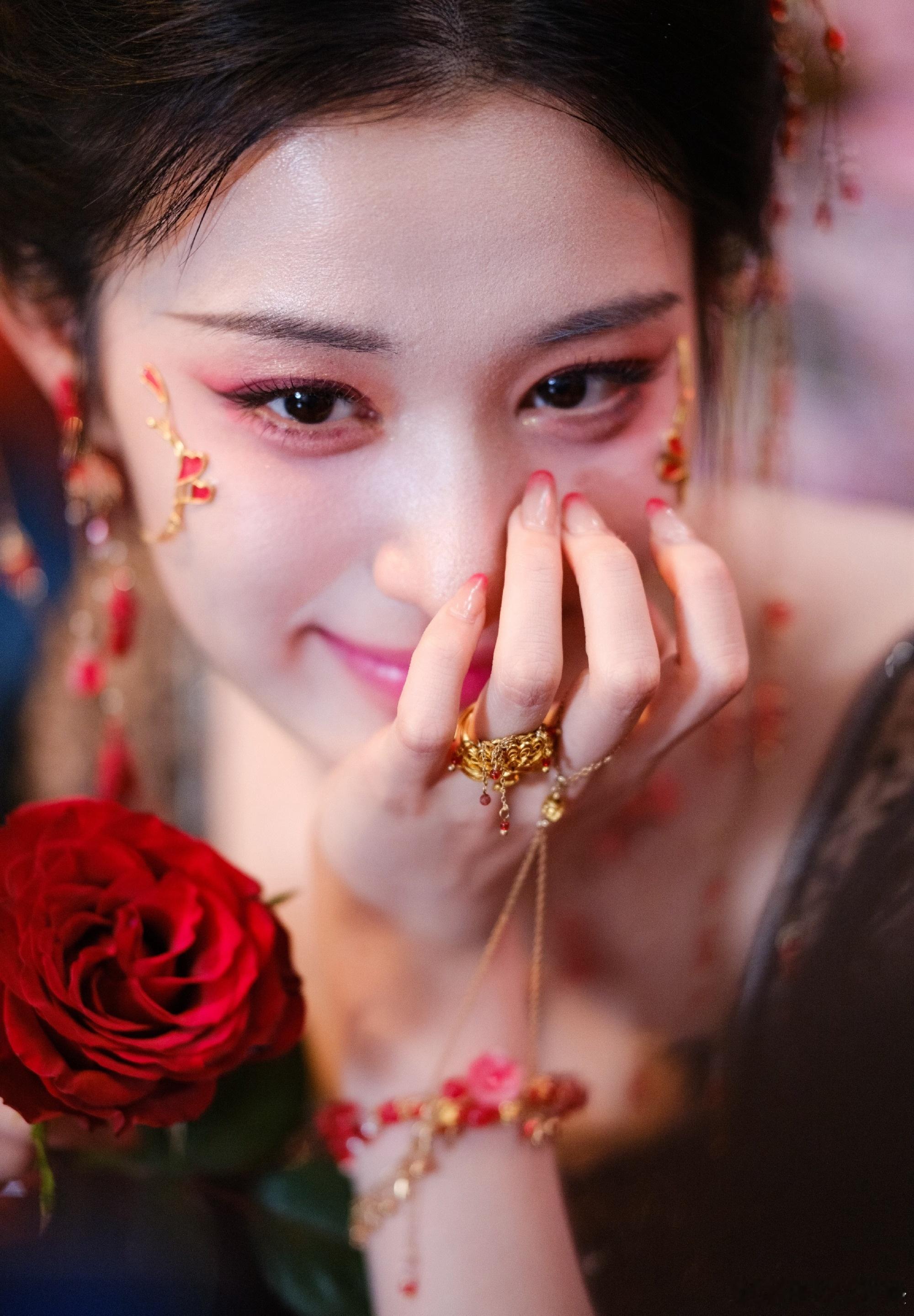 王楚然内娱花塑美人美的我一愣一愣，一秒爱上王楚然！不说别的，这脸和身材真是浓妆淡