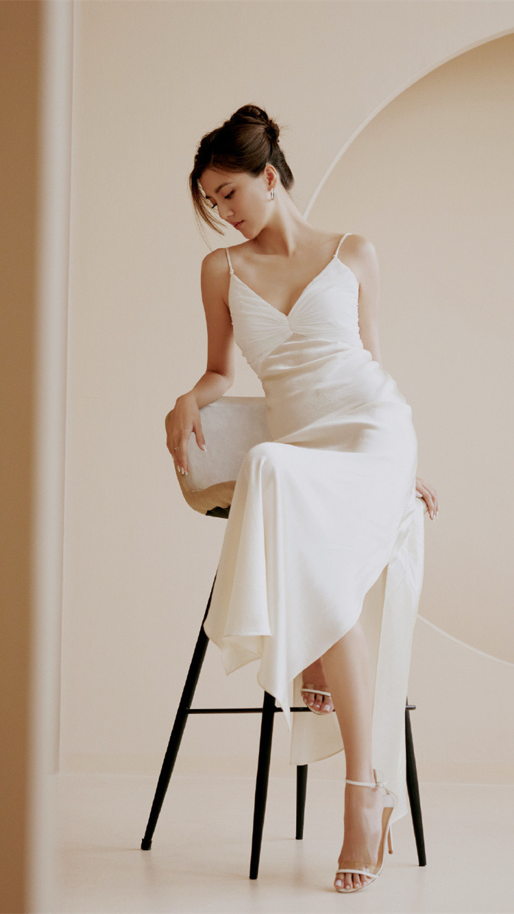 吴千语，白裙大长腿妆造，浪漫纯美。吴千语